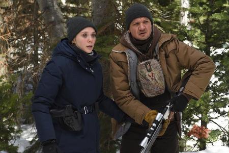 Jäger Cory Lambert (Jeremy Renner) und FBI-Agentin Jane Banner (Elizabeth Olsen) kämpfen sich gemeinsam durch einen komplizi... Jäger Cory Lambert (Jeremy Renner) und FBI-Agentin Jane Banner (Elizabeth Olsen) kämpfen sich gemeinsam durch einen komplizi...