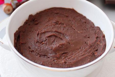 Schoko-Hummus eignet sich hervorragend als Brotaufstrich oder zum Dippen, z.B. für Vollkornkekse
