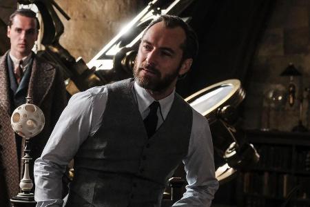 Jude Law (vorne) als junger Albus Dumbledore in Jude Law (vorne) als junger Albus Dumbledore in