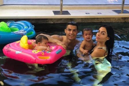 Cristiano Ronaldo gönnt sich mit Freundin Georgina und den Zwillingen Eva Maria (li.) und Mateo eine Auszeit im Pool Cristiano Ronaldo gönnt sich mit Freundin Georgina und den Zwillingen Eva Maria (li.) und Mateo eine Auszeit im Pool