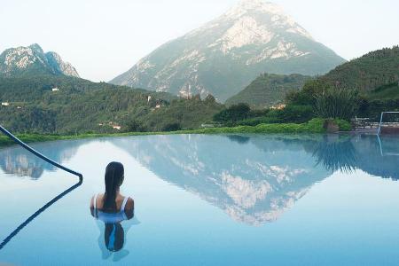 Schon die Aussicht vom Infinity-Pool ist vielerorts ein Spa-Erlebnis Schon die Aussicht vom Infinity-Pool ist vielerorts ein Spa-Erlebnis