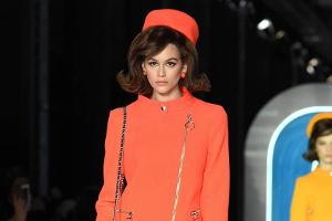 Moschino Show: Kaia Gerber im Jackie-Kennedy-Gedächtnislook