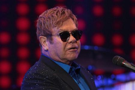 Mit seinem Video-Auftritt hat Elton John für ganz schön Verwirrung gesorgt Mit seinem Video-Auftritt hat Elton John für ganz schön Verwirrung gesorgt