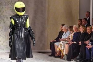 Queen Elizabeth II. staunt auf der London Fashion Week