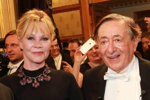 Melanie Griffith: So strahlend zeigte sie sich auf dem Opernball