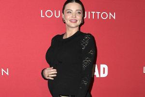 Miranda Kerr: Dieses schwarze Kleid soll nichts kaschieren
