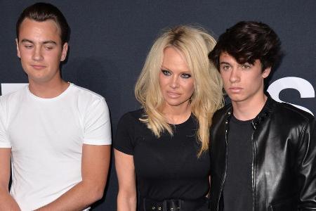 Pamela Anderson umgeben von ihren beiden Söhnen Dylan (r.) und Brandon Pamela Anderson umgeben von ihren beiden Söhnen Dylan (r.) und Brandon