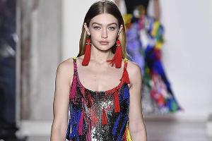 Versace-Show: Gigi Hadid wird es nicht zu bunt