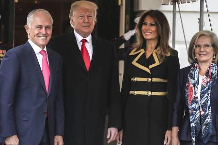 Die Trumps empfangen die Turnbulls vor dem Weißen Haus Die Trumps empfangen die Turnbulls vor dem Weißen Haus