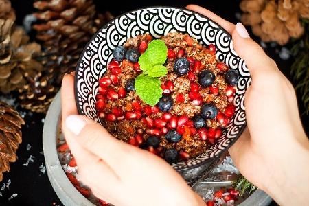 Ein gesunder und schmackhafter Start in den Tag: Roter Quinoa mit Blaubeeren und Granatapfelkernen Ein gesunder und schmackhafter Start in den Tag: Roter Quinoa mit Blaubeeren und Granatapfelkernen