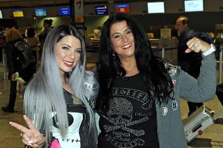 Jenny Frankhauser mit ihrer Mama Iris Klein bei der Ankunft in Australien Jenny Frankhauser mit ihrer Mama Iris Klein bei der Ankunft in Australien