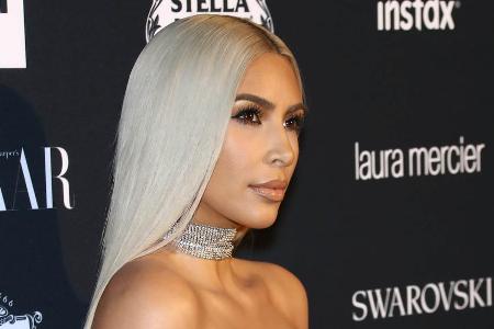 Kaum hatten wir uns an Kim Kardashian mit platinblonder Mähne gewöhnt, wagt der Reality-Star ein dramatisches Umstyling Kaum hatten wir uns an Kim Kardashian mit platinblonder Mähne gewöhnt, wagt der Reality-Star ein dramatisches Umstyling