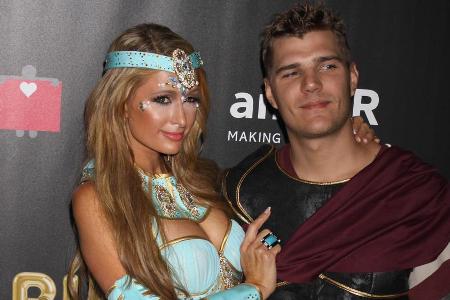Paris Hilton und ihr Verlobter Chris Zylka wissen, wie es sich im Kostüm richtig flirtet Paris Hilton und ihr Verlobter Chris Zylka wissen, wie es sich im Kostüm richtig flirtet
