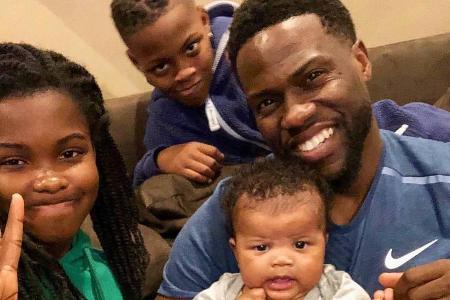 Kevin Hart ist gemeinsam mit seiner Familie überglücklich Kevin Hart ist gemeinsam mit seiner Familie überglücklich