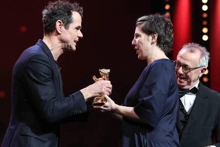 Adina Pintilie nimmt den Goldenen Bären in Empfang Adina Pintilie nimmt den Goldenen Bären in Empfang