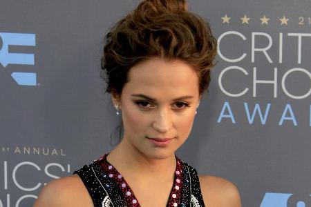 Alicia Vikander hat viele Talente - Curling gehört nicht dazu Alicia Vikander hat viele Talente - Curling gehört nicht dazu