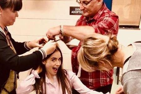 Nach dem Filmdreh braucht es drei Leute, damit Lily Collins ihre Rolle wieder ablegen kann Nach dem Filmdreh braucht es drei Leute, damit Lily Collins ihre Rolle wieder ablegen kann