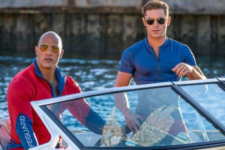 Dwayne Johnson (l.) als Mitch Buchannon und Zac Efron als Matt Brody in Dwayne Johnson (l.) als Mitch Buchannon und Zac Efron als Matt Brody in