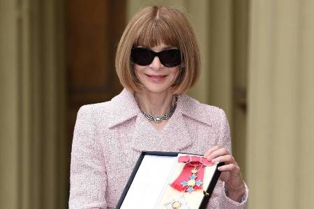Anna Wintour erhielt am vergangenen Freitag von der Queen einen Orden Anna Wintour erhielt am vergangenen Freitag von der Queen einen Orden