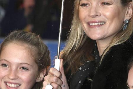 Lila Grace (l.) mit ihrer Mutter, Top-Model Kate Moss, bei der Filmpremiere von Lila Grace (l.) mit ihrer Mutter, Top-Model Kate Moss, bei der Filmpremiere von