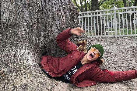 Cara Delevingne scheint im Park jede Menge Spaß zu haben Cara Delevingne scheint im Park jede Menge Spaß zu haben