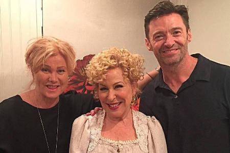 Hugh Jackman besuchte mit seiner Frau Deborra-Lee (l.) eine Musical-Aufführung von Kollegin Bette Midler Hugh Jackman besuchte mit seiner Frau Deborra-Lee (l.) eine Musical-Aufführung von Kollegin Bette Midler