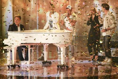 Dieter Bohlen in seiner Show mit Prince Damien, Piedro Lombardi, Juliette Schoppmann und Alexander Klaws (v.l.n.r.) Dieter Bohlen in seiner Show mit Prince Damien, Piedro Lombardi, Juliette Schoppmann und Alexander Klaws (v.l.n.r.)