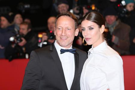 Wotan Wilke Möhring, hier mit Cosima Lohse bei der letzten Berlinale-Eröffnung, hat in einem aktuellen Interview seine femin... Wotan Wilke Möhring, hier mit Cosima Lohse bei der letzten Berlinale-Eröffnung, hat in einem aktuellen Interview seine femin...