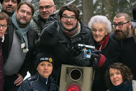 Regisseur Axel Ranisch (Mitte) bei den Dreharbeiten zum nächsten Impro- Regisseur Axel Ranisch (Mitte) bei den Dreharbeiten zum nächsten Impro-