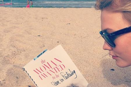 Topmodel Karlie Kloss entspannt beim Lesen Topmodel Karlie Kloss entspannt beim Lesen