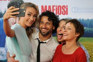 Premiere mit Freunden: Jule Ronstedt präsentiert "Maria Mafiosi"