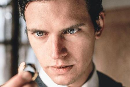 Wie konnte aus dem talentierten Tom Riddle der gefürchtete Lord Voldemort werden? Wie konnte aus dem talentierten Tom Riddle der gefürchtete Lord Voldemort werden?