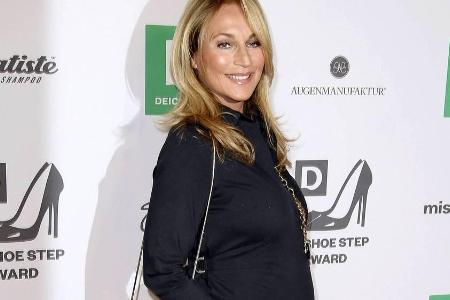 Caroline Beil mit Babykugel auf dem roten Teppich