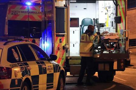 Nach der Explosion auf einem Konzert von Ariana Grande werden Verletzte in Krankenhäuser gebracht Nach der Explosion auf einem Konzert von Ariana Grande werden Verletzte in Krankenhäuser gebracht