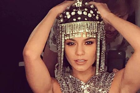 Vanessa Hudgens hat sich in ein typisches Cher-Outfit geschmissen Vanessa Hudgens hat sich in ein typisches Cher-Outfit geschmissen