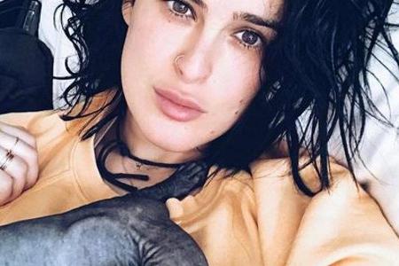 Rumer Willis beim Kuscheln mit ihrer Katze Rumer Willis beim Kuscheln mit ihrer Katze