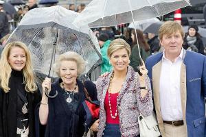 Royals unterm Regenschirm: Königin Máxima zeigt ihr sonniges Gemüt