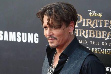 Als Captain Jack Sparrow wird Johnny Depp von den Als Captain Jack Sparrow wird Johnny Depp von den