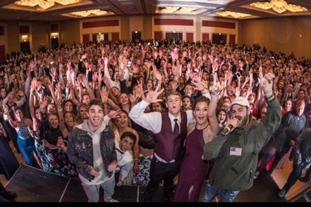 The Chainsmokers auf ihrem Überraschungskonzert in einer Highschool in der Nähe von Chicago The Chainsmokers auf ihrem Überraschungskonzert in einer Highschool in der Nähe von Chicago