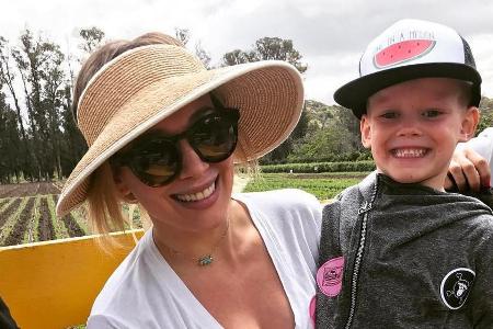 Hillary Duff und ihr 5-jähriger Sohn verbrachten den Muttertag auf dem Erdbeerfeld Hillary Duff und ihr 5-jähriger Sohn verbrachten den Muttertag auf dem Erdbeerfeld