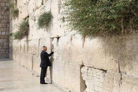 Donald Trump besuchte als erster US-Präsident die Klagemauer in Israel Donald Trump besuchte als erster US-Präsident die Klagemauer in Israel