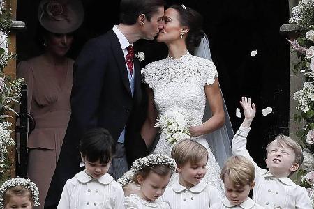 Sie sind jetzt Mann und Frau: James Matthews und Pippa Middleton verlassen nach der Trauung die Kirche Sie sind jetzt Mann und Frau: James Matthews und Pippa Middleton verlassen nach der Trauung die Kirche