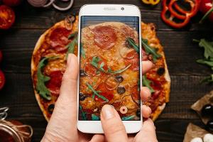 Pizza und Hamburger können User bald per Facebook bestellen