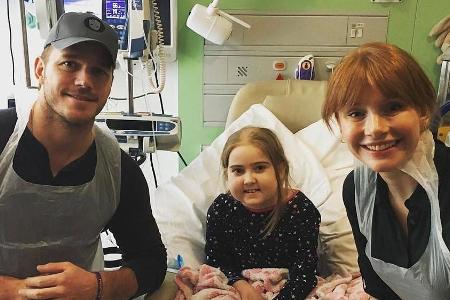 Chris Pratt besuchte mit seiner Kollegin Bryce Dallas Howard (r.) das Great Ormond Street Children's Hospital in London Chris Pratt besuchte mit seiner Kollegin Bryce Dallas Howard (r.) das Great Ormond Street Children's Hospital in London