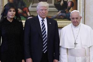 So lacht das Netz über Donald Trumps Besuch beim Papst