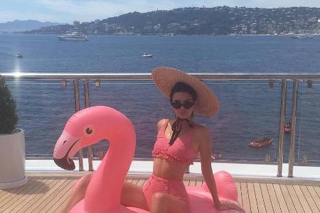 Kendall Jenner: Hat sie ihren Bikini mit der Luftmatratze bewusst farblich abgestimmt? Kendall Jenner: Hat sie ihren Bikini mit der Luftmatratze bewusst farblich abgestimmt?