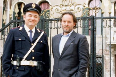 So kennt man ihn aus den Verfilmungen im Ersten: Commissario Brunetti (Uwe Kockisch, r.) und sein Assistent Sergente Vianell... So kennt man ihn aus den Verfilmungen im Ersten: Commissario Brunetti (Uwe Kockisch, r.) und sein Assistent Sergente Vianell...