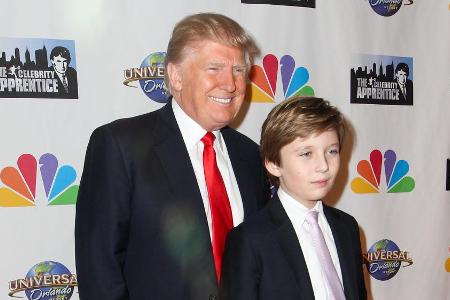 Donald Trump mit seinem jüngsten Sohn Barron im Februar 2016 Donald Trump mit seinem jüngsten Sohn Barron im Februar 2016