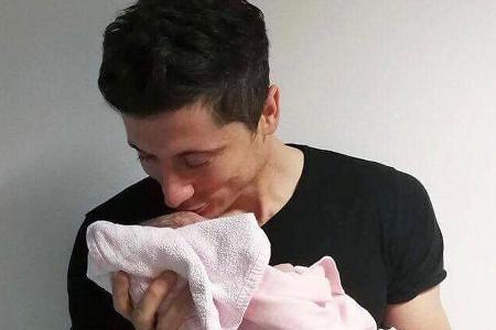 Robert Lewandowski ist frischgebackener Papa einer Tochter Robert Lewandowski ist frischgebackener Papa einer Tochter