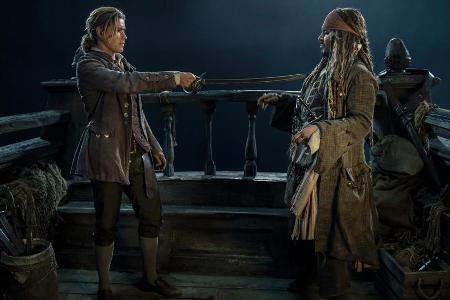 Henry Turner (Brenton Thwaites, l.) mit Captain Jack Sparrow (Johnny Depp) in Henry Turner (Brenton Thwaites, l.) mit Captain Jack Sparrow (Johnny Depp) in